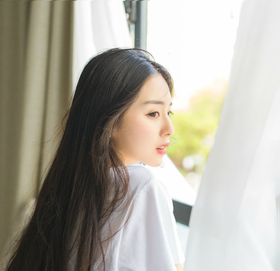 真正的快乐，不是狂喜，亦不是苦痛，在我很主观的来说，它是细水长流，碧海无波，在芸芸众生里做一个普通的人，享受生命一刹间的喜悦，那么我们即使不死，也在天堂里了。——三毛《雨季不再来》